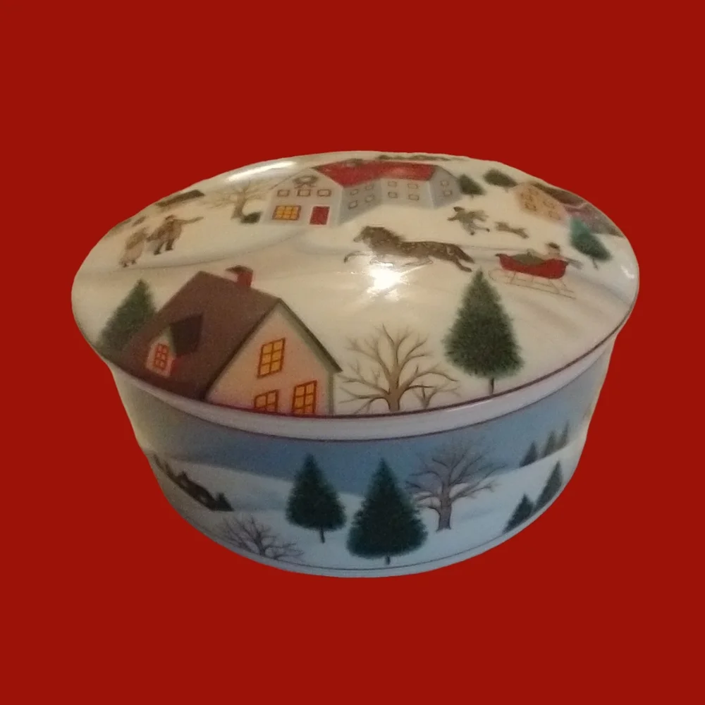 Mikasa HOLIDAY VILLAGE  Candy Dish/ Trinket Box Made In JapanThis delightful can
